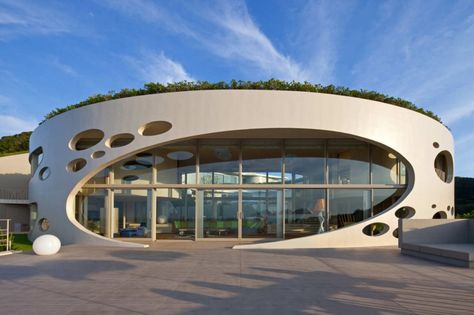 Villa Ronde / Ciel Rouge Circular Buildings, Round Building, Spatial Design, Architecture Design Concept, Amazing Buildings, Unique Houses, Design Exterior, Unique Architecture, Round House