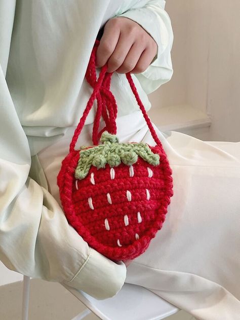 Strawberry Design, Crochet Strawberry, Bag Women Fashion, Crochet Quilt, Cute Strawberry, Crochet Cross, Novelty Bags, Crochet Diy, Crochet Bags