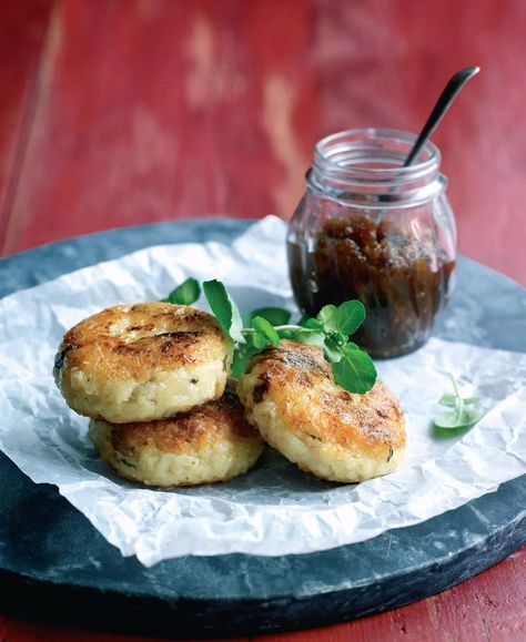 These mushroom and risotto cakes are packed with beautiful earthy flavours with a subtle creaminess from the oozy cheese. Baguette Pizza Recipe, Mozzarella Risotto, Mushroom Fritters, Fungi Recipe, Vegetable Pasta Bake, Risotto Cakes, Vegetarian Starters, Delicious Pizza Recipes, Mozzarella Recipes