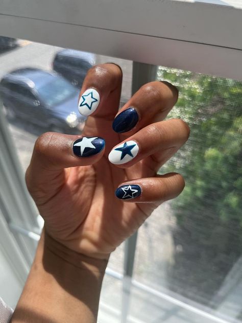 Cute Design For Short Nails, Mail Ideas Short Summer, Sue Bagley Nails, Simple Nails With Stars, Navy Nails Stars, One Star Nails, August Themed Nails, Taylor Swift Nail Ideas Midnights, Summer Nails Navy Blue