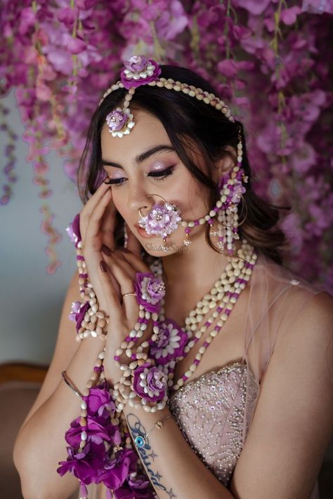 Unique & Beautiful Floral Jewellery ideas for your Haldi OR Mehendi Ceremony. From Various designs and color options, we have everything of your choice. #shaadisaga #indianwedding #floraljewellery #floraljewelleryforhaldi #floraljewelleryformehendi #floraljewellerybridal #floraljewelleryreal #floraljewelleryforhaldmehendi #floraljewelleryformehendibrides #floraljewelleryforhaldisimple #floraljewelleryflowerjewellery #floraljewellerypink #floraljewelleryartificial #floraljewellerywhite Purple Eye Makeup Looks, Makeup Looks For Brides, Pink Eye Makeup Looks, Flower Jewellery For Haldi, Mehendi Function, Haldi Ceremony Outfit, Flower Bride, Wedding Flower Jewelry, Lilac Colour