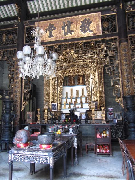 Chinese Ancestor Altar | ... hall, where the names of ancestors were put on plaques like an altar Chinese Ancestor Altar, Chinese Mansion, Ancestor Altar, Asian Room, Altar Ideas, Chinese House, Chinese Home, China Architecture, Chinese Interior