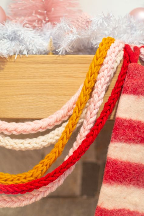 How to Finger Knit a Holiday Garland. #fingerknitting #holiday #garland #knitting #yarn How To Finger Knit, Diy Garlands, Finger Knit, Diy Girlande, Diy Christmas Garland, Holiday Garland, Garland Diy, Holiday Garlands, Finger Knitting