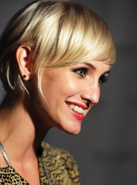 Ashlee Simpson. This hairstyle helps covers up the front hairline with the side fringe to connect the imaginary line from the forehead to the tip of the chin, helping to create a straighter profile. The nape is also long enough length to add to the profile. Chin Side Profile, Long Face Short Hair, Pointy Chin, Long Chin, Oval Face Haircuts, Stylish Short Haircuts, Ashlee Simpson, Long Face Hairstyles, Cool Short Hairstyles