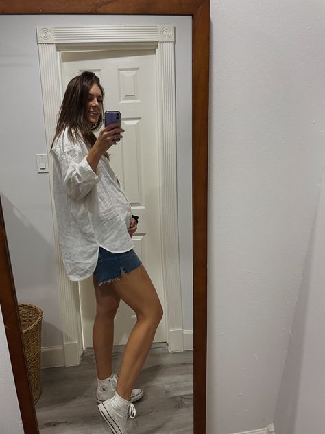 Linen Shorts Maternity Outfit, Maternity Denim Shorts Outfit, Converse Maternity Outfit, Hot Weather Maternity Outfits, Pregnancy Shorts Outfits, Shorts Maternity Outfit, White Linen Shirt Outfit Women, Pregnant Summer Outfits, Outfit For Hot Weather