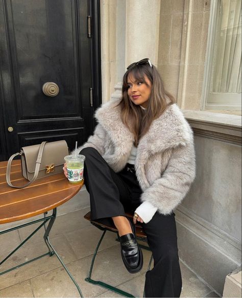 Faux Fur Outfit Ideas, Faux Fur Coat Outfit Winter Chic, Parisian Style Winter Chic, Fake Fur Coat Outfit, Fur Jacket Outfits, Outfits With Fur Coats, Winter Parisian Style, Faux Fur Jacket Outfit, Parisian Style Winter