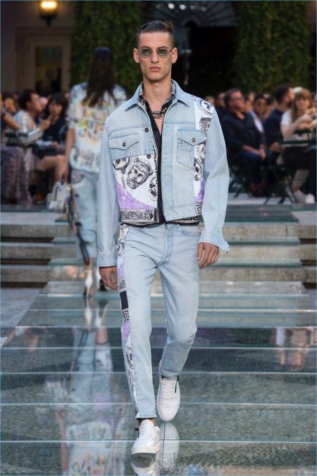 Versace Outfits Men, Versace Spring, Mens Fashion Wedding, Men Fashion Show, Mens Fashion Jeans, Versace Outfit, Donatella Versace, Jean Trends, Make A Man