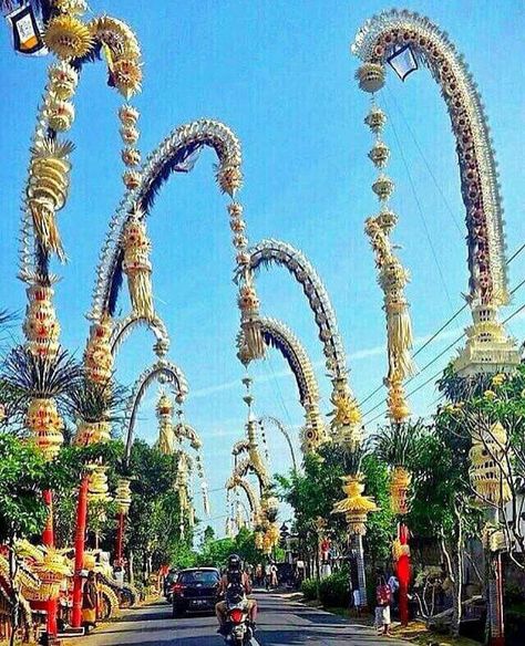 The beautiful penjor gracing the streets of Bali in celebration of Galungan. Penjor Bali, Kepang Dua, Balinese Food, Asia Culture, Bali Bucket List, Tanah Lot, Bali Island, Island Paradise, Bali Wedding