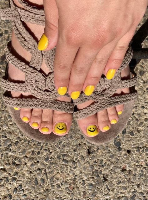 Yellow Smiley Face Nails, Nails Smiley Face, Smiley Face Nails, Yellow Toe Nails, Face Nails, Nails Yellow, Yellow Smiley Face, October Nails, Stylish Nails Designs