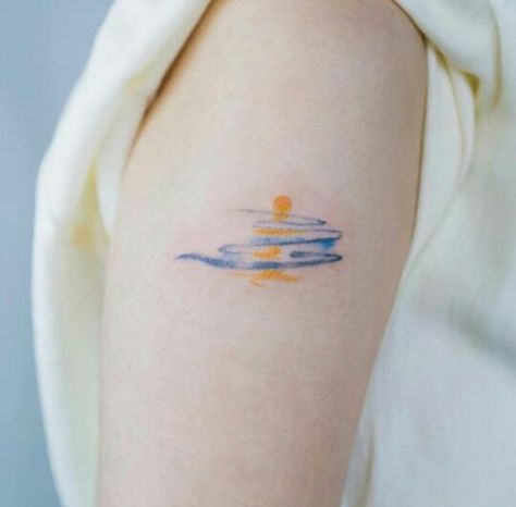 Minimalist Tattoo Colored, Sunset Tattoo Color, Sunset Tattoo, Body Tattoo Design, Sunset Tattoos, Yin Yang Tattoos, Sweet Tattoos, Discreet Tattoos, Subtle Tattoos