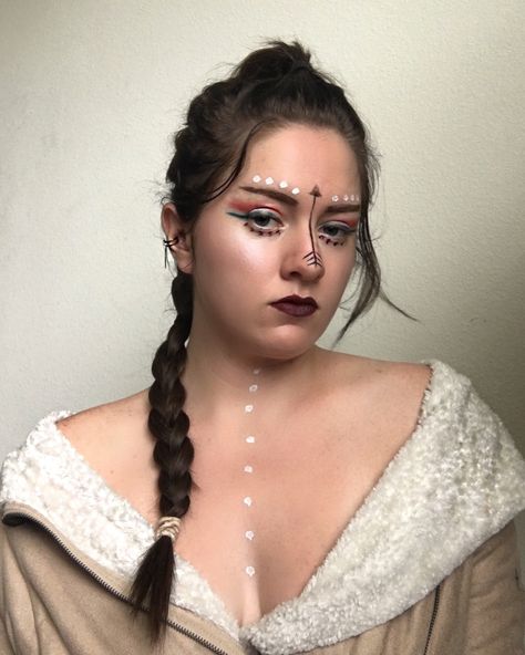 Sagittarius makeup ♐️ Sagittarius Costume Halloween, Sagittarius Costume Ideas, Sagittarius Costume, Sagittarius Makeup, Sagittarius Outfits, Astrology Party, Hula Costume, Zodiac Party, Greek Mythology Stories