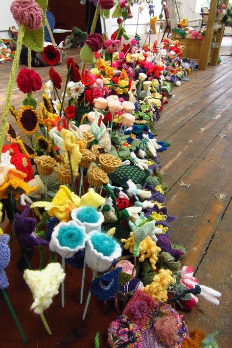 From an exhibition at the Bridport Arts Centre UK. Exhibition called Blooming Marvellous and described as "an intergenerational community knitting/crochet project culminating in a knitted/crocheted 3D garden." Knitted Art, Flower Amigurumi, Knitting Flowers, Diy Fleur, Crochet Garden, Flowers Crochet, Crocheted Flowers, Crochet Plant, Knitted Flowers