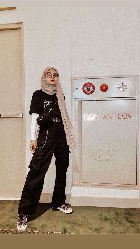 Cargo Pants Outfit Hijab, Ootd Cargo Pants, Outfit Celana Cargo, Black Cargo Pants Outfit, Celana Kargo, Fits Inspiration, Cargo Outfit, Street Hijab Fashion, Modern Hijab Fashion