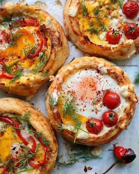 Egg And Cheese, Cheese Stuffed, Think Food, Breakfast Brunch Recipes, An Egg, Breakfast Dishes, Cafe Food, Bread Recipe, Pretty Food