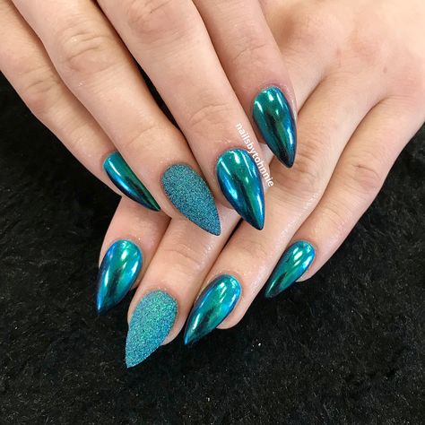 #nailar #nails (credits to the artist) Teal Chrome Nails Designs, Nails Teal Blue, Teal Mermaid Nails, Neon Purple Chrome Nails, Chrome Teal Nails, Teal Stiletto Nails, Chrome Nails Teal, Nails Mermaid, Mermaid Chrome Nails