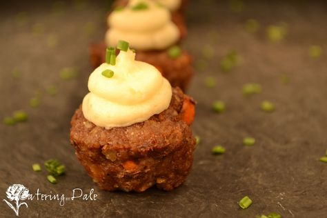 Mini Meatloaf with Mashed Potatoes Turkey Meatloaf Cupcakes, Meatloaf Cake, Savory Cupcakes, Meatloaf Cupcakes, Meat Restaurant, Potato Snacks, Cake Frosting Recipe, Turkey Meatloaf, Muffin Tin Recipes