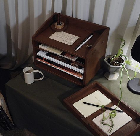 Old Money Desk Aesthetic, Desk Setup Dark Academia, Classy Desk Setup, Old Money Desk, Desk Accessories Aesthetic, Classy Desk, Academia House, Study Desk Organization, Fairy Home