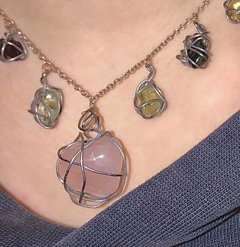 Wire Wrapped Raw Crystals, Crystal Wrapped Jewelry, How To Make Crystal Necklace, Crystal Necklaces Aesthetic, Liv Mckenzie, Stone Necklace Diy, Diy Crystal Jewelry, Crystal Necklace Diy, Crystals Aesthetic