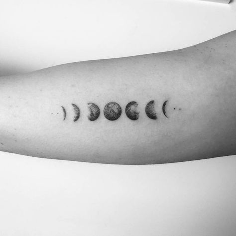 Moon phases on the right inner arm. Tattoo Artist: Iosep Ambokadze Phases Of The Moon Tattoo, Moon Cycle Tattoo, The Moon Tattoo, Small Wave Tattoo, Tato Dengan Makna, Moon Phases Tattoo, Tattoo Moon, Super Tattoo, Female Tattoos