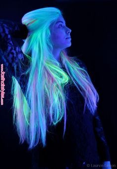 Uv Hair Dye, Uv Hair, Glow In The Dark Hair, Neon Hair Color, Glowing Hair, Bleach Hair, Exotic Hairstyles, Hair Colouring, Rainbow Hair Color