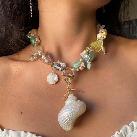 Mermaid Pearl Necklace, Chunky Beaded Necklace, Mermaid Ethereal, Mermaid Necklaces, Pearls Aesthetic, Shell Accessories, Chunky Pearl Necklace, Pastel Necklace, Fresh Water Pearl Necklace