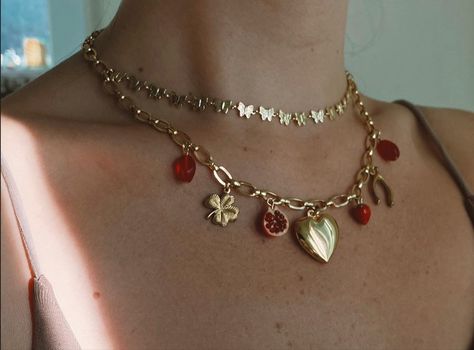 Trendy Charm Necklace, Maximalist Necklace Stack, Charm Necklace Outfit, Diy Charm Necklace Ideas, Vintage Charm Necklace, Chunky Layered Necklaces, Diy Charm Necklace, Maximalist Necklace, Chunky Charm Necklace