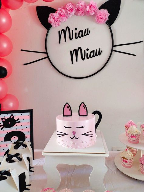 Kitten Birthday Party, Cat Themed Birthday Party, Kitten Party, 5th Birthday Cake, Kitten Birthday, Simple Birthday Decorations, Cat Birthday Party, Hello Kitty Birthday, Cat Themed