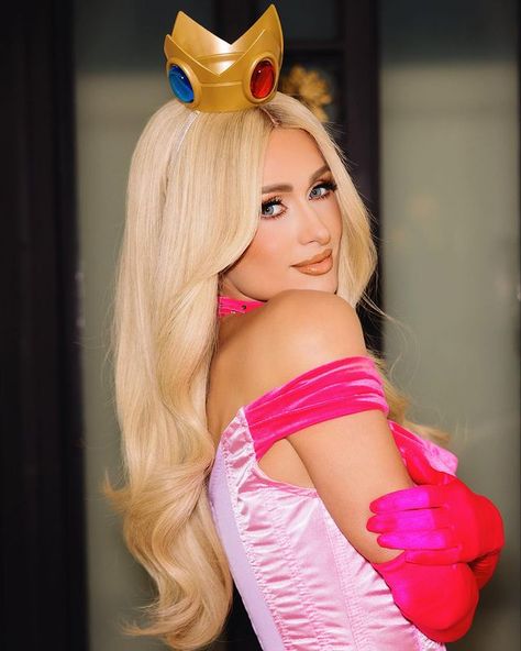 Princess Peach 💕👸🏼🍑💕 Which was your favorite of my Halloween looks this year? 🎃🤔 | Instagram Princess Peach Halloween, Princess Peach Costume, Paris Hilton Dress, Peach Costume, Manic Pixie, Best Celebrity Halloween Costumes, Peach Makeup, Princess Makeup, Manic Pixie Dream Girl