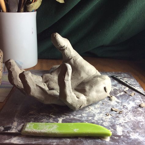 Ceramic Hand Sculpture, Hand Sculpture Clay, Hand Clay Sculpture, Sculpture Beginner, Clay Hand Sculpture, Hand Sculptures, Ceramic Hands, Clay Hands, Hands Sculpture