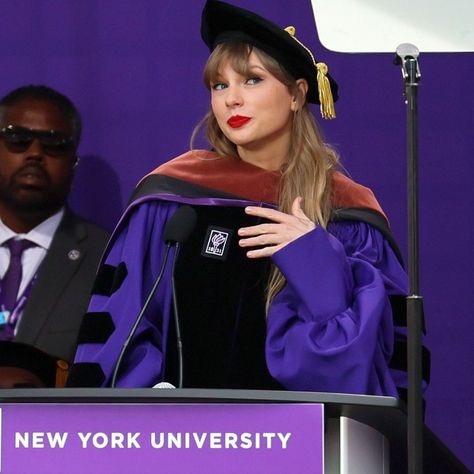 Taylor Swift at New York University to receive her Honorary Doctorate of Fine Arts, May 2022 Taylor Swift Graduation, Nyu Graduation, Taylor Swift New York, Graduation Speech, New York University, Taylor Swift New, Glamour Uk, All About Taylor Swift, Celebrity Look Alike