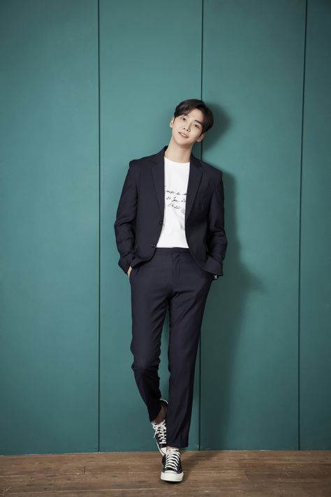 Outfit Cowok Korea, Fashion Cowok, Outfit Cowok, Korean Suit, Suits And Sneakers, Kim Rowoon, Kpop Fashion Men, Rowoon Sf9, Sf9 Rowoon