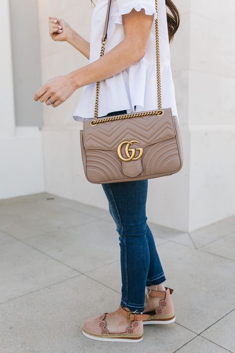 Gucci Marmont Small Bag Outfit, Gucci Marmont Outfit, Gucci Marmont Bag Outfit, Small Bag Outfit, Small Purses And Handbags, Gucci Marmont Bag, Bag Outfit, Gucci Outfits, Over The Shoulder Bags