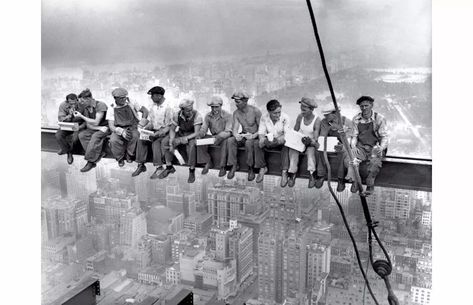 61 Famous Photos | Powerful Images That Made History Retro Industrial Decor, Lunch Atop A Skyscraper, Vintage Photo Prints, History Queen, Haunted History, Strange History, Famous Photos, Tudor History, Richard Iii