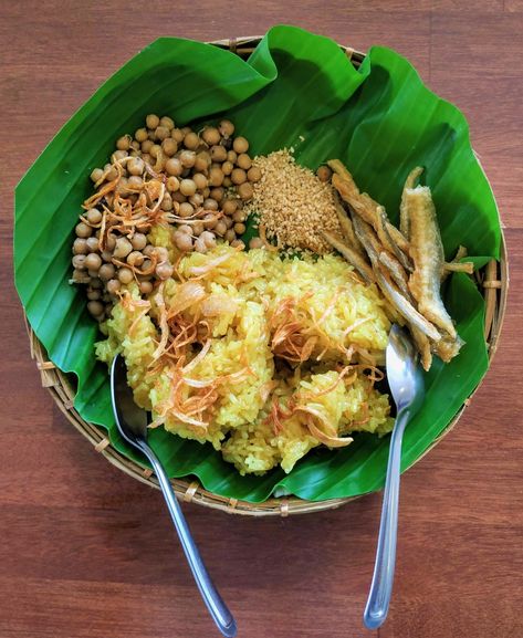 It looks so yummy Myanmar foods are so delicious Myanmar people warmly welcome to visit Myanmar Myanmar Traditional Food, Myanmar Aesthetic, Burmese Cuisine, Myanmar Culture, Myanmar Food, Burmese Food, Yummy Dishes, Myanmar Travel, Design Restaurant