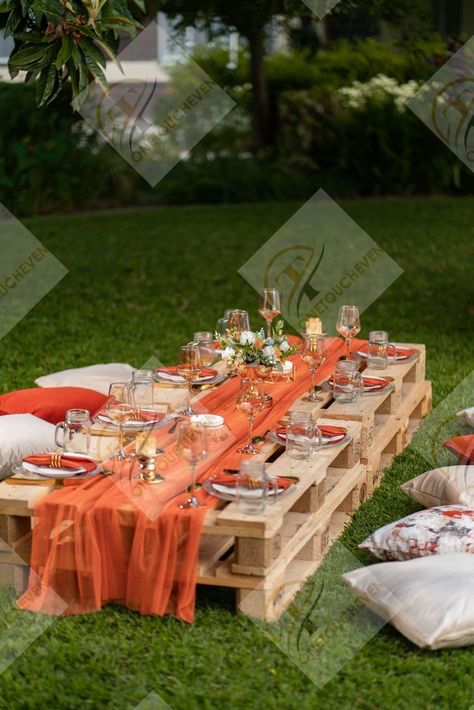 Burnt Orange Picnic Setup, Picnic Seating Ideas, Outdoor Bbq Table Decor, Boohoo Picnic Set Up, Picnic Set Up Ideas Parks, Picnic Table Set Up Ideas, Picnic With Pallets, Floor Picnic Ideas, Picnic In Backyard