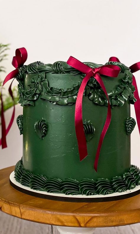 festive cake ideas, festive Christmas cake pictures, Christmas cake, winter cake, winter cake ideas, reindeer cake Emerald Green Buttercream, Green Christmas Cake, Christmas Red Velvet Cake, Winter Cake Ideas, Christmas Layer Cake, Green Velvet Cake, Easy Christmas Cake Recipe, Green Buttercream, Cake Winter