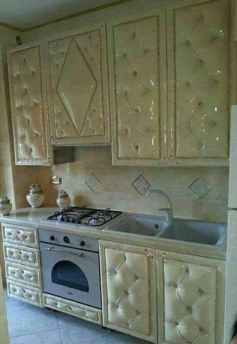 Hidden Toilet, Purple Kitchen, Cream Kitchen, Design Fails, Bad Design, Decoration Originale, Bathroom Doors, Vintage Interiors, Tiny Kitchen