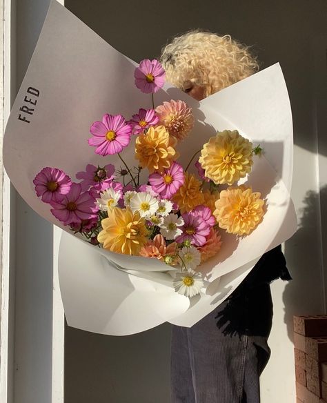 Florist Pop Up Shop, Bday Flowers, Small Bouquet Of Flowers, Florist Studio, Summer Flower Arrangements, Sustainable Flowers, Flower Business, Nothing But Flowers, How To Wrap Flowers