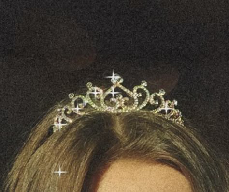 Heart Asethics, Plastic Tiara Aesthetic, Birthday Hairstyles With Tiara, Crown Princess Prince Castle Dress, Princess Tiara Aesthetic, Love Asethics, Coronas Aesthetic, Princess Crown Aesthetic, Tiara Aesthetic