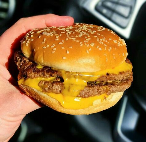 MacDonald's burger Macdonald Burger, Cheeseburger Mcdonalds, Mcdonalds Burger, Yummy Lunch Recipes, Fast Food Burger, Burger Food, Food Therapy, Healthy Food Motivation, Best Food Ever