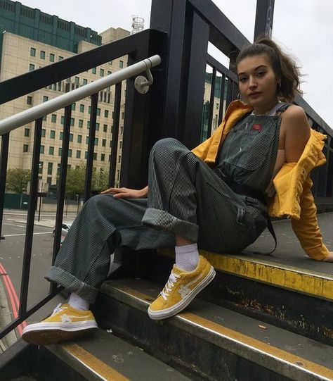 15 Photos Of Dungaree Overalls That Prove They're Fashionable Cute Dungarees, Too Cold, Grunge Style, How To Pose, Outfit Goals, Outfits Casuales, Look Cool, 90s Fashion, Passion For Fashion