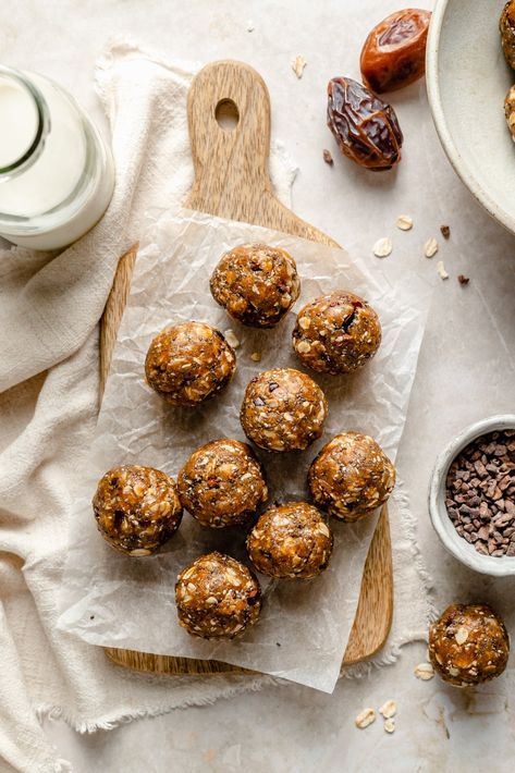 No bake oatmeal peanut butter cookie energy bites that taste just like your favorite cookie! These delicious, easy oatmeal cookie energy bites are packed with fiber and protein thanks to creamy peanut butter, oats and chia seeds. Add cacao nibs for rich chocolate flavor in every bite! #nobake #healthysnack #energybites #glutenfreesnack #kidfriendly #snackrecipe Peanut Butter Oat Balls, Heathly Snacks, No Bake Energy Balls, No Bake Oatmeal, Refined Sugar Free Desserts, Bake Oatmeal, Oatmeal Peanut Butter, Oatmeal Bites, No Bake Energy