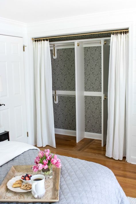 Closet Door Alternative, Curtains For Closet Doors, Case Creole, Ideas Armario, Folding Closet Doors, Diy Closet Doors, Bedroom Closet Doors, Closet Door Makeover, Creative Closets