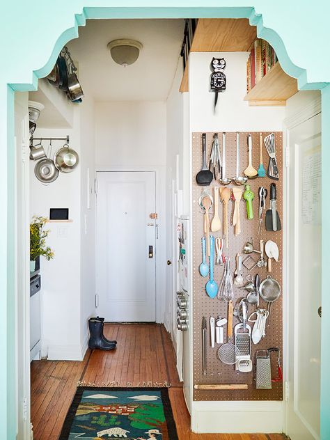 An Unlikely Icon Influenced This 450-Square-Foot Brooklyn Apartment’s Bold Paint Color Rental Renovation, Oakland Apartment, Hemnes Bed, Pegboard Kitchen, Boulder House, Utility Kitchen, Humble House, Diy Cupboards, Lake Crescent