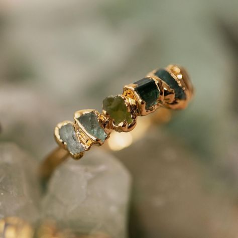 Unique Peridot Ring, Green Garnet Ring, Cool Rings Unique, Stone Wedding Rings, Raw Stone Rings, Etsy Aesthetic, Ombre Rings, Purple Gemstones, Smaragd Ring