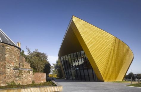 firstsite by Rafael Vinoly Architects finally realized after 10+ years in the works! Yay #Colchester #UK Victorian Gardens, Big Building, American Architecture, Architecture Awards, Gold Beauty, Building Plan, Unique Buildings, Arch Daily, Art Organization