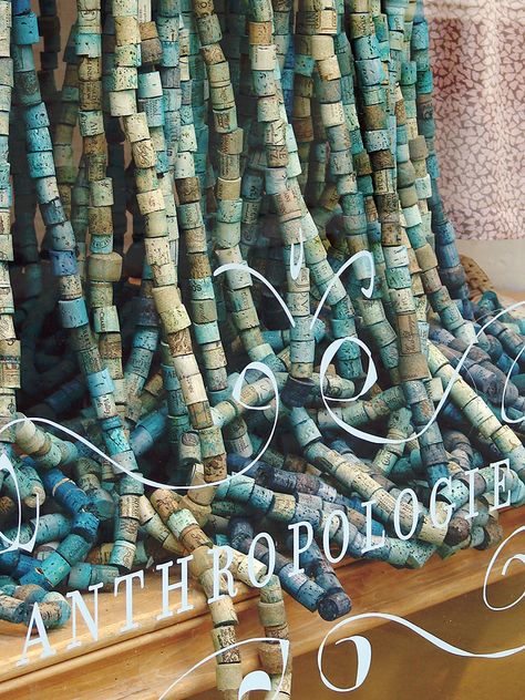 Anthropologie Window Display, Cork Garland, Anthropologie Display, Decor Photobooth, Wine Cork Diy Crafts, Wine Cork Art, Cork Projects, Store Window Displays, Wine Bottle Corks