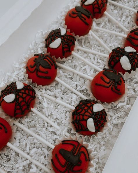 @berrieswithatwist on instagram! Spiderman cake pops perfecf for party Venom Cake Pops, Batman And Spiderman Birthday Party, Spider Man Cake Pops Ideas, Spider Man Snacks, Spiderman Cake Pops Ideas, Spidey And His Amazing Friends Cake Pops, Spidey Cake Pops, Spiderman Cookie Cake, Marvel Cake Pops