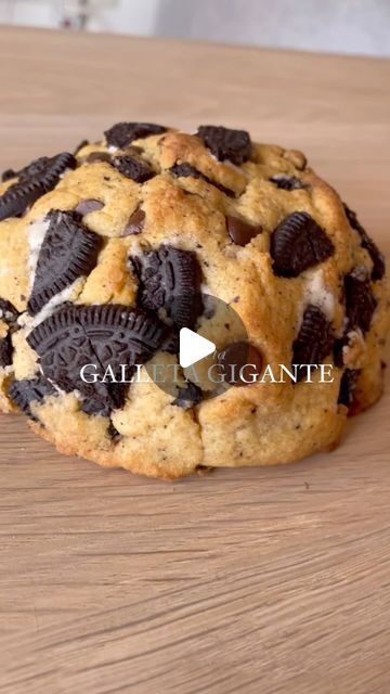 12K likes, 50 comments - recetasychocolates on November 16, 2023: "🍪Galleta gigante de oreo🍪 Esta galleta que es tan grande y tan pesada que te cuesta cargarla con las dos manos jajaja. 📍 receta en el link de mi bio “blog” 💕💕 ojo se VIENE BLACK FRIDAY!!!!!!! Y en @recetasychocolates haremos toda una semana de black Friday que inicia el 20/11/2023!! No te lo pierdas!! Tendrás acceso a mis cursos de galletas con 40% de descuento! 🩷✨ #blackfriday #recetagalletas #galleta #galletarellena #g Sweet Food, Cake Decorating Supplies, Street Food, Sweet Recipes, Fern, Oreo, Black Friday, Cake Decorating, Cake