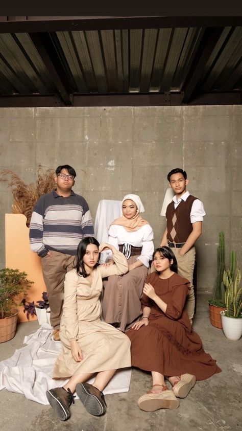 Vintage Family Photoshoot Outfits, Retro Group Photoshoot, Book Year School Photoshoot, Yearbook Outfit Ideas Vintage, Yearbook Photoshoot Vintage, Pose Foto Yearbook, Foto Yearbook Sma Tema Vintage, Yearbook Pose Ideas, Vintage Studio Photoshoot